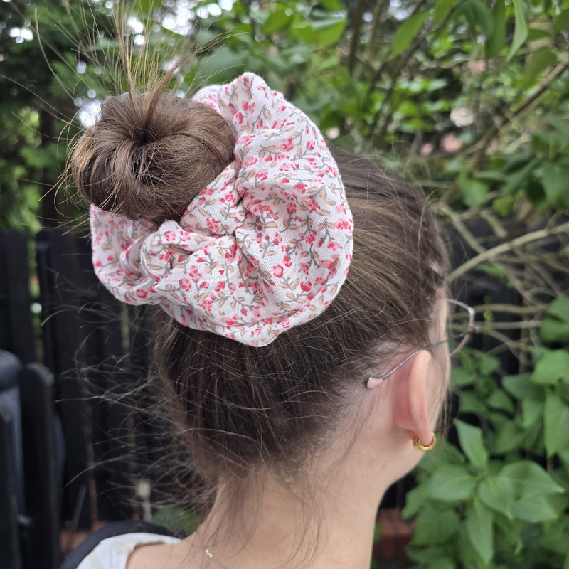 Gumka do włosów Muślinowa STANDARD Scrunchies Kwiatuszki róż