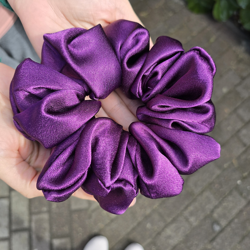 Gumka do włosów z satyny bawełnianej STANDARD Scrunchies Bakłażanowa