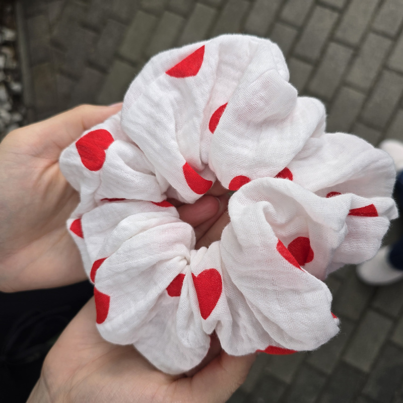Gumka do włosów Muślinowa STANDARD Scrunchies Serduszka czerwone