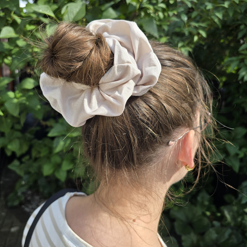 Gumka do włosów z satyny bawełnianej STANDARD Scrunchies Beżowa