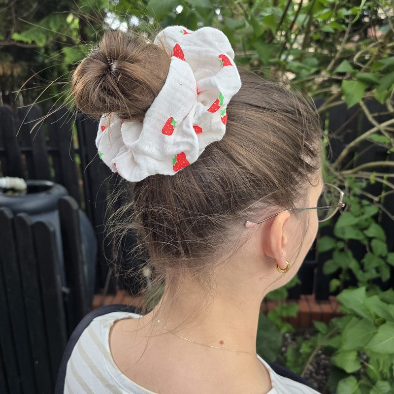 Gumka do włosów Muślinowa STANDARD Scrunchies Truskawki