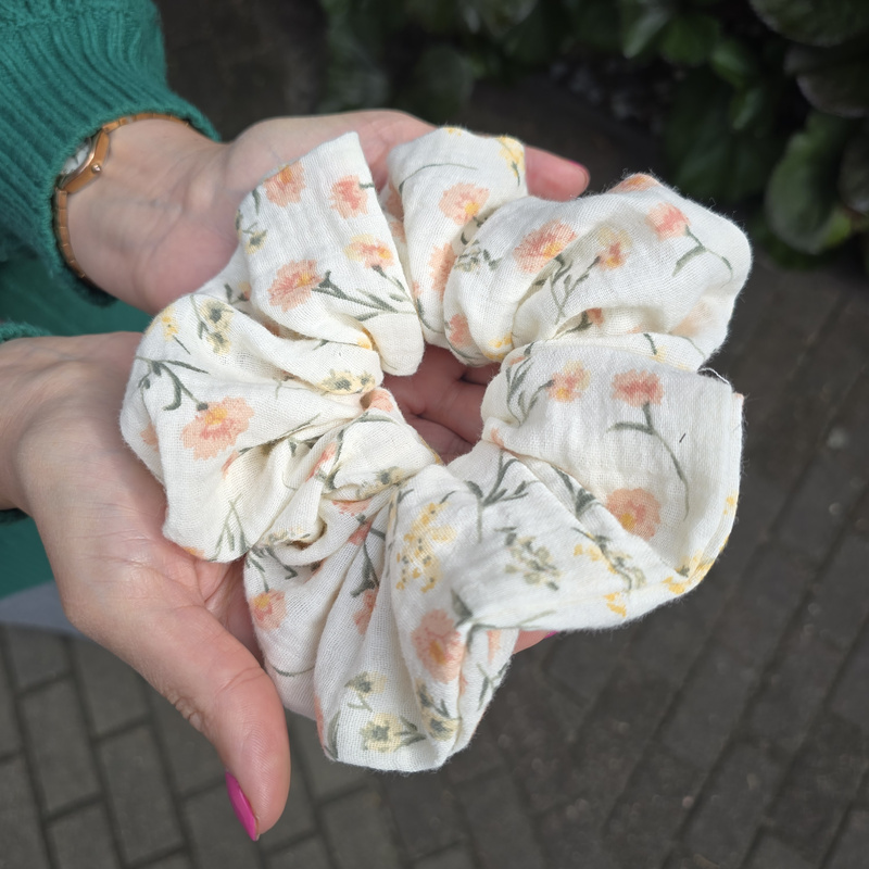 Gumka do włosów Muślinowa STANDARD Scrunchies Morelowe kwiatuszki