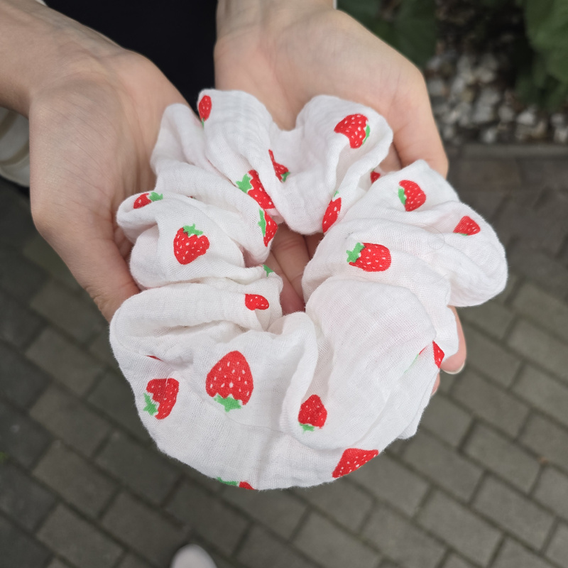 Gumka do włosów Muślinowa STANDARD Scrunchies Truskawki