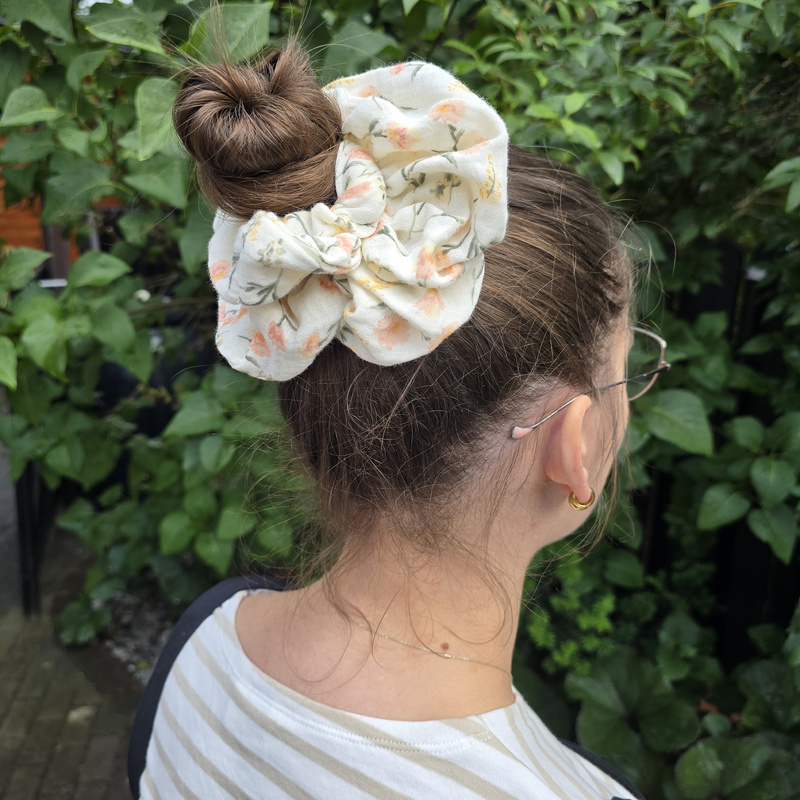 Gumka do włosów Muślinowa STANDARD Scrunchies Morelowe kwiatuszki