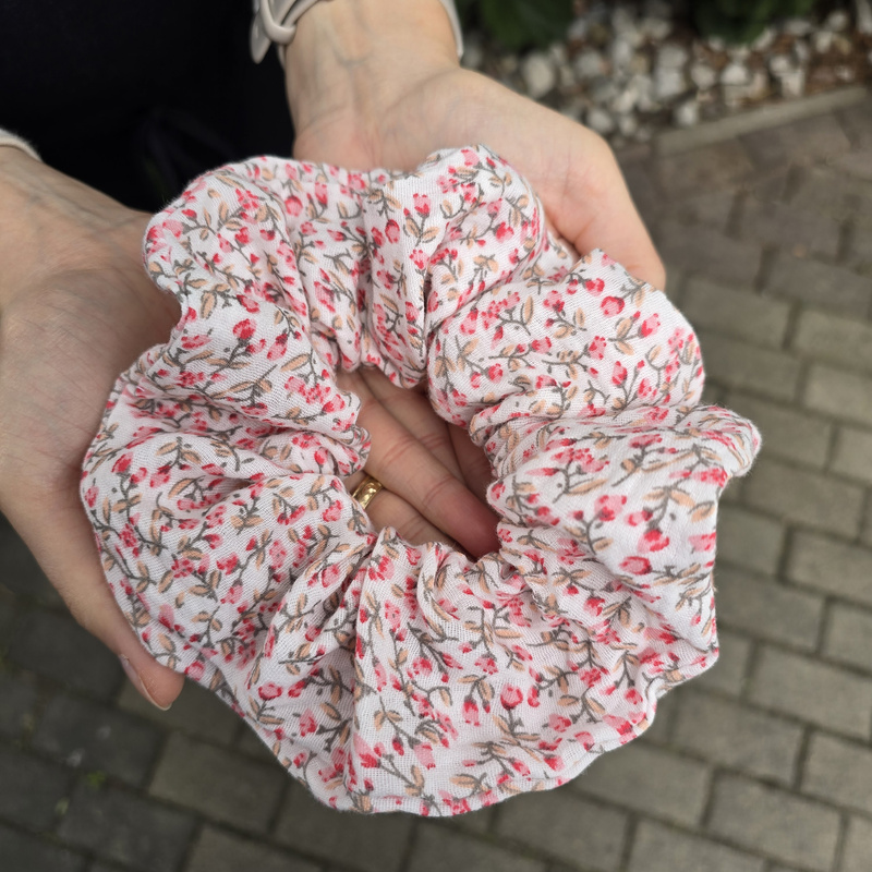 Gumka do włosów Muślinowa STANDARD Scrunchies Kwiatuszki róż