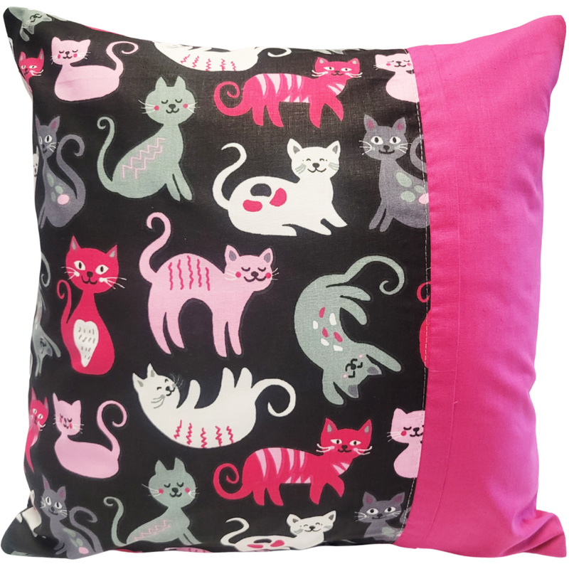 Poszewka z listewką Różowe koty na czerni 40x40