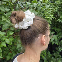 Gumka do włosów Muślinowa STANDARD Scrunchies Serduszka beż