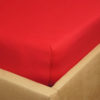 Prześcieradło jersey z gumką czerwone na rogu łóżka firmy TuliSen.