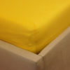 Prześcieradło jersey z gumką żółte kanarkowe na rogu łóżka firmy TuliSen.